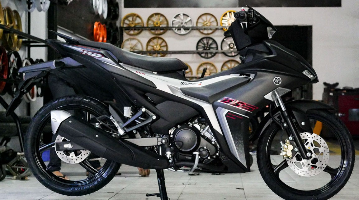 Tem Xe Wave Đen Bạc: Hướng Dẫn Chi Tiết Về Chất Liệu, Thiết Kế và Quy Trình Dán Chuyên Nghiệp 4 Tem Xe Wave Đen Bạc: Hướng Dẫn Chi Tiết Về Chất Liệu, Thiết Kế và Quy Trình Dán Chuyên Nghiệp