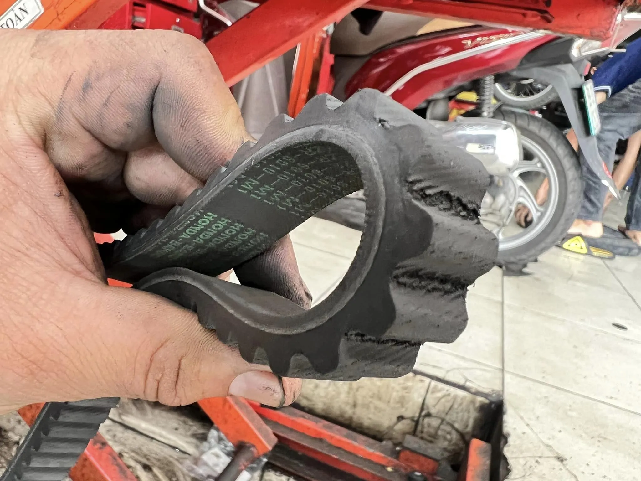 Dấu hiệu dây curoa SH 150 bị rạn nứt sau thời gian dài sử dụng