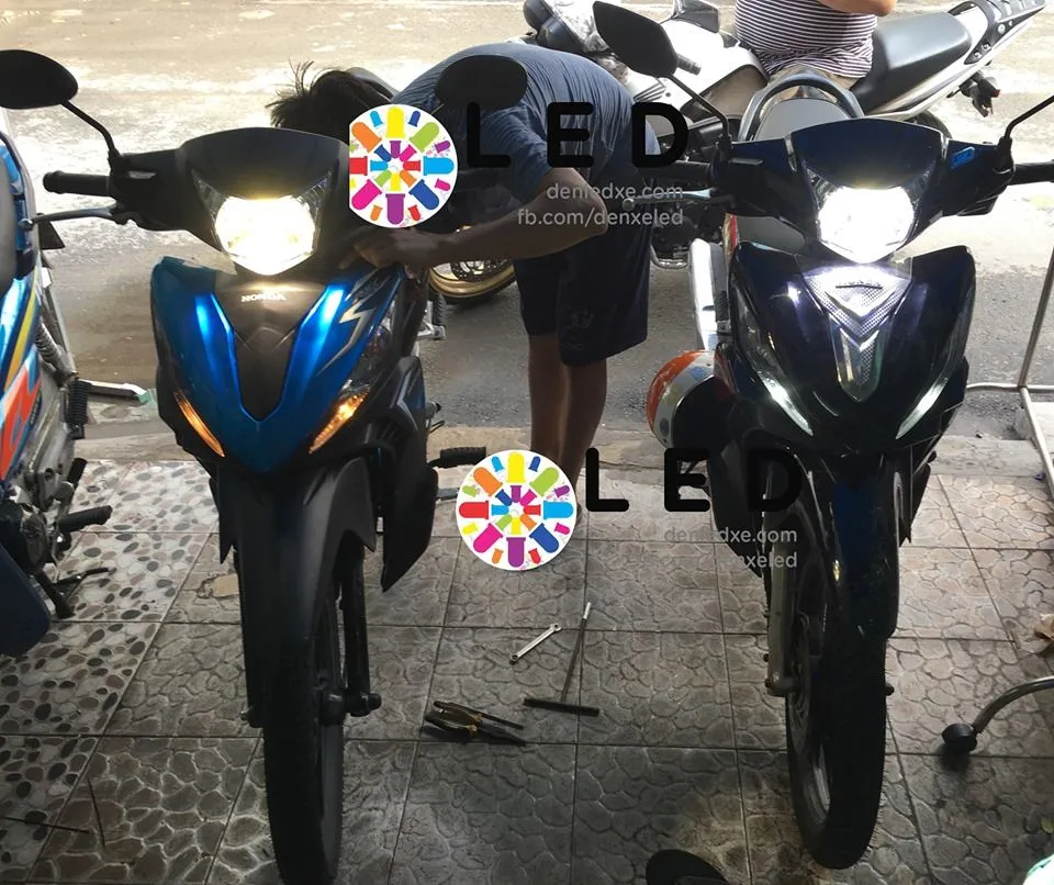 Thợ chuyên nghiệp đang thi công thay đèn LED cho xe Honda Wave