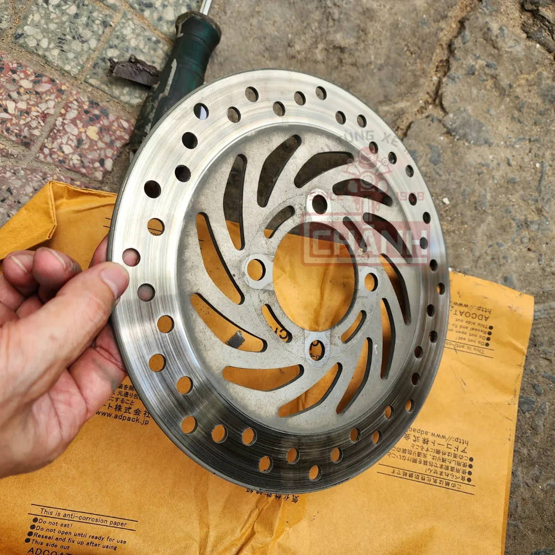 Đĩa thắng/phanh trước xe Wave RSX 110 bị mòn có các vết đường sọc sâu lồi lõm