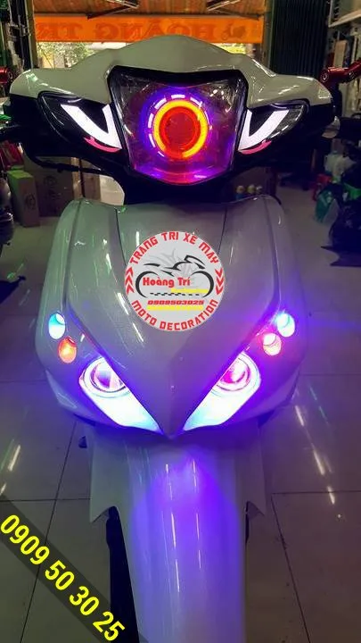 Đèn gương cầu Wave RSX 2011 màu đỏ nổi bật ở trung tâm mang lại sự độc đáo