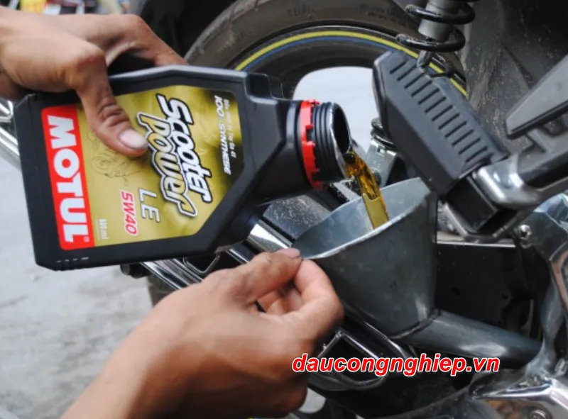 Lượng dầu nhớt xe máy cần đổ theo đúng dung tích khuyến cáo