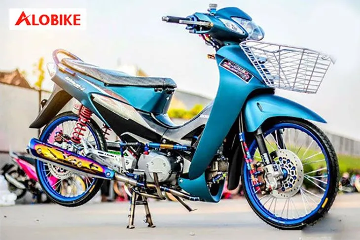Tổng thể chiếc xe Wave 50cc độ kiểng với dàn áo và bánh xe nổi bật