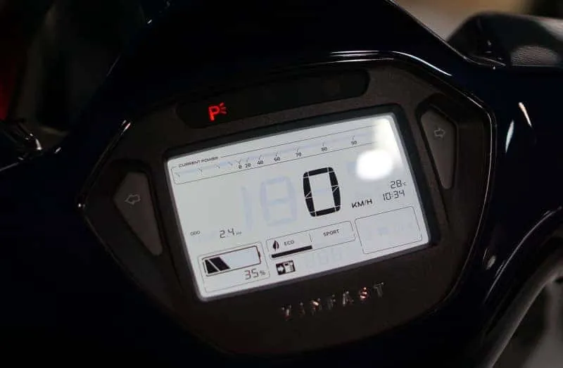 cong to met dien tu thong minh tren xe may dien vinfast | cach xem odo va so km tren xe may dien