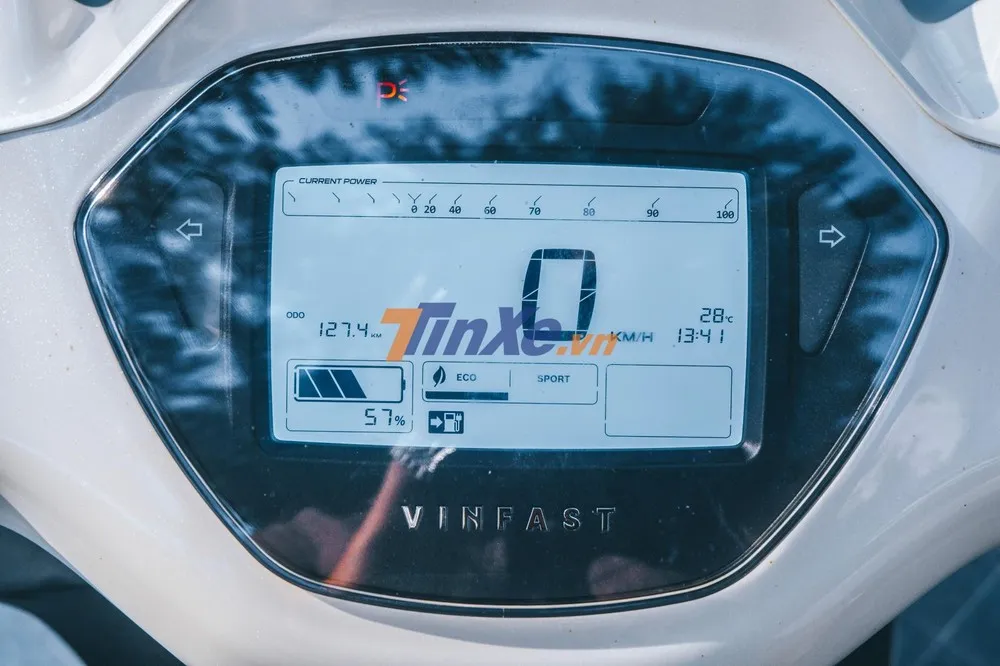 Màn hình đồng hồ kỹ thuật số LCD hiện đại trên VinFast Klara