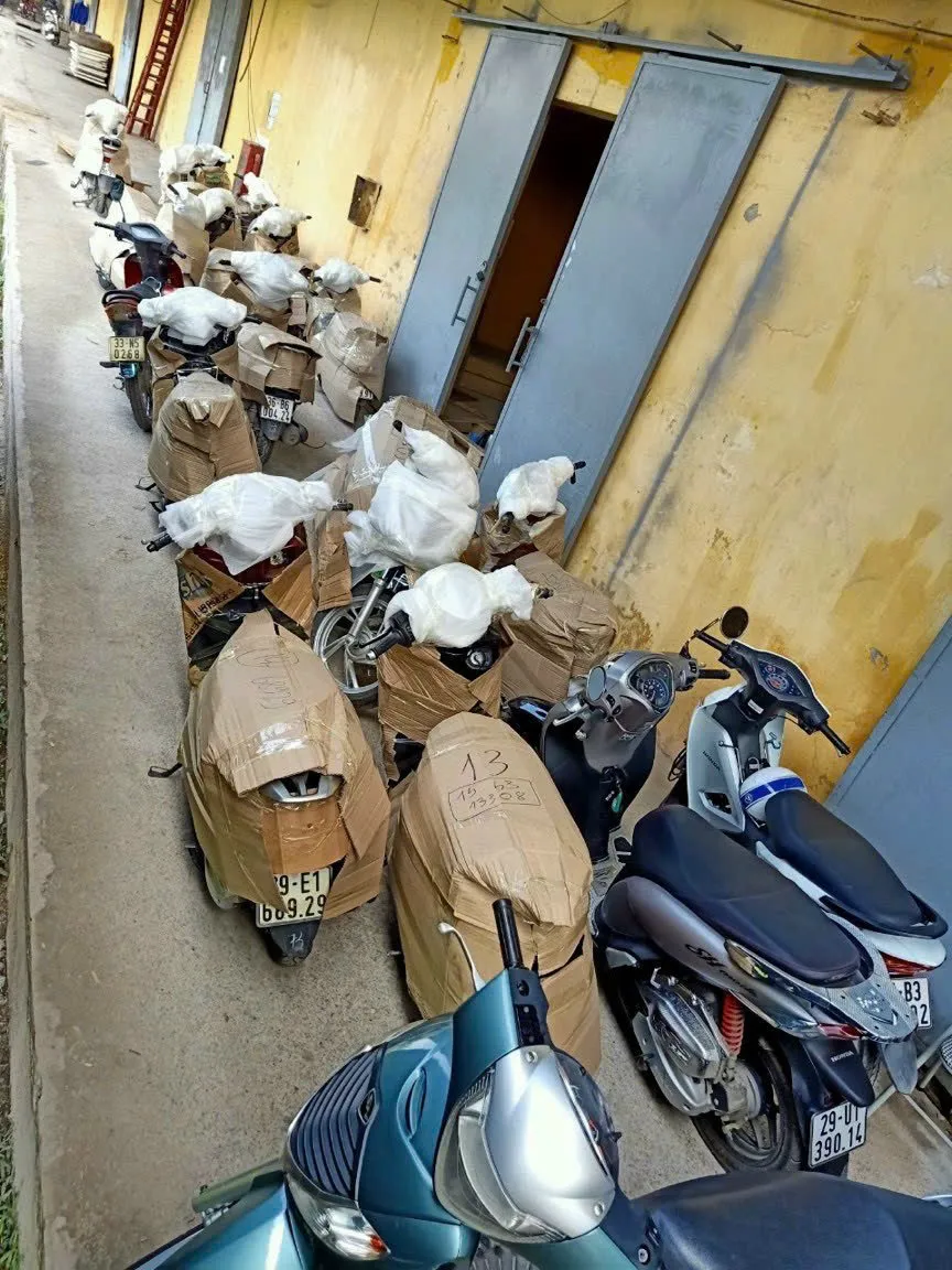 Cần tháo gương chiếu hậu và bọc lót các chi tiết dễ vỡ