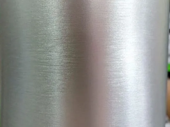 Decal nhôm xước tạo vẻ ngoài góc cạnh, sang trọng như kim loại