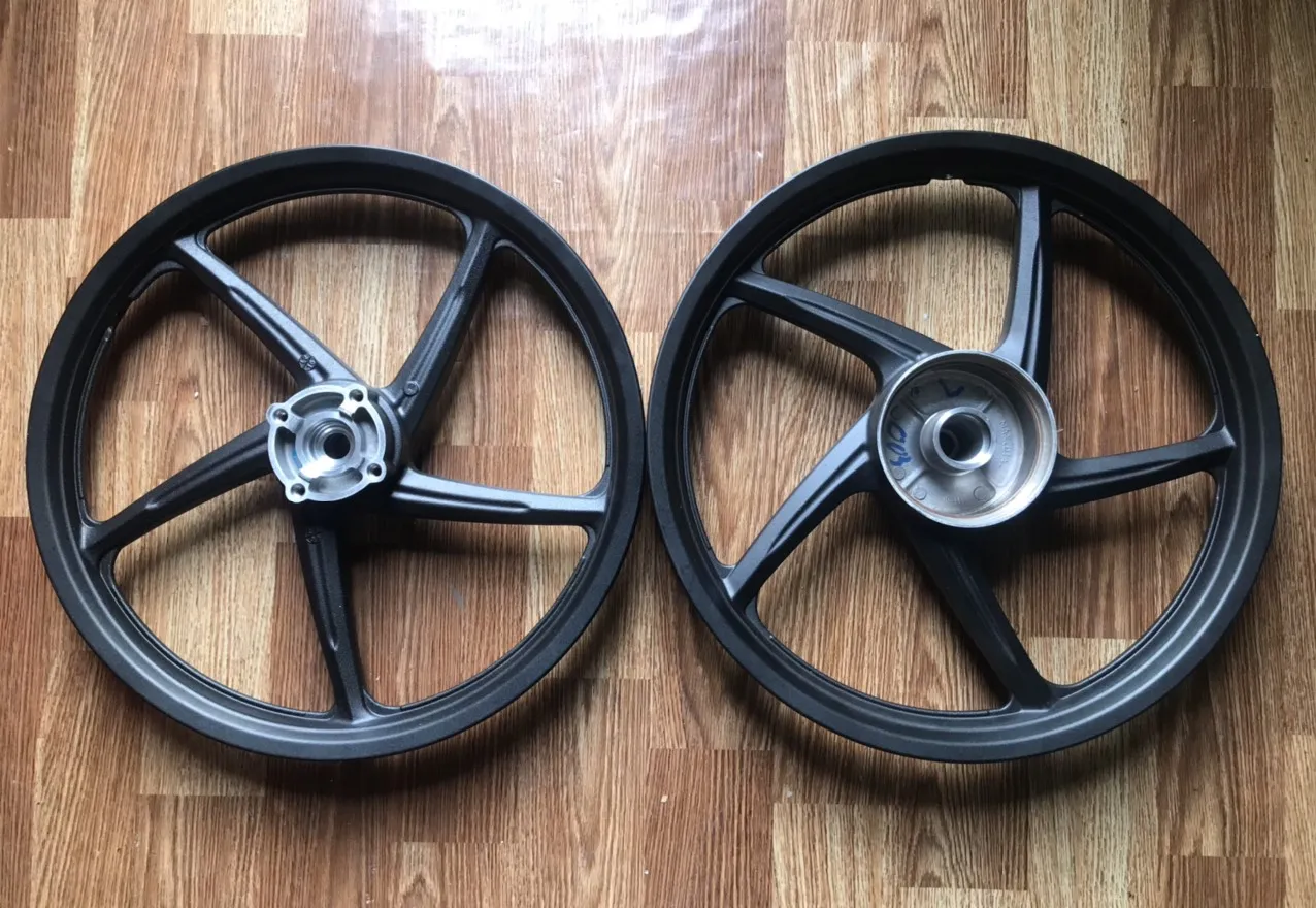 Chi tiết mâm đúc 5 cánh đơn cho Wave Alpha 110 màu đen, lắp phanh đĩa