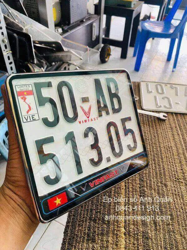 Ép biển số xe máy điện Vinfast