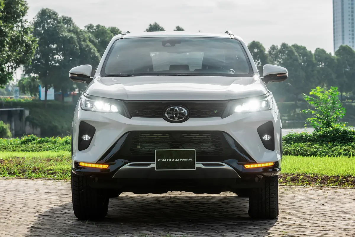 Thiết kế đầu xe Fortuner sử dụng cả động cơ máy dầu và máy xăng
