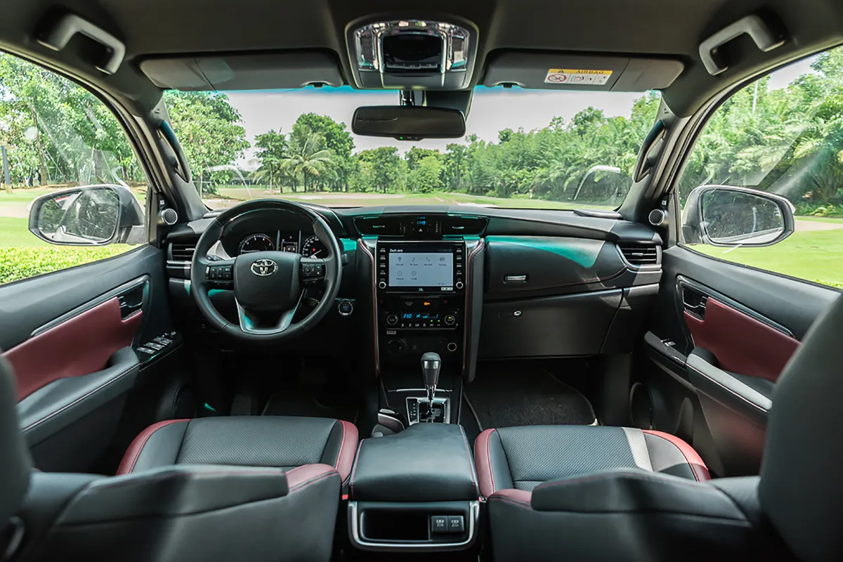 Nội thất Toyota Fortuner 2023 với ghế bọc da cao cấp