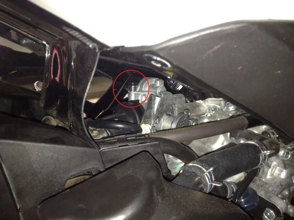 Vị trí ốc chỉnh garanti thường khó tìm thấy trên nhiều dòng xe tay ga hiện đại