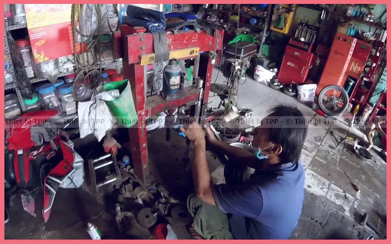 máy nắn mâm xe máy và quy trình nắn khung càng