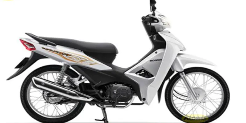 Thợ kỹ thuật thực hiện lắp ráp dàn áo xe Wave Alpha chính hãng tại HEAD Honda