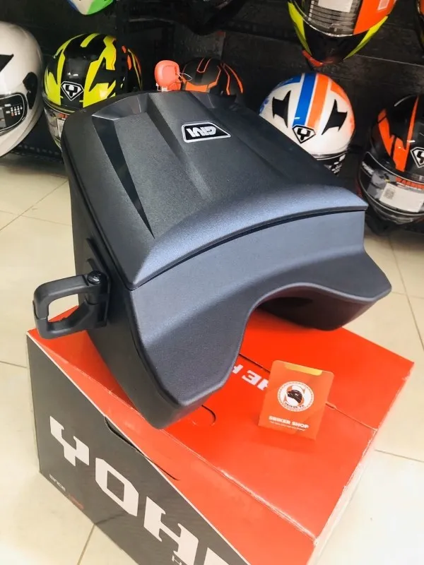 Thùng giữa Givi G12N được lắp đặt trên xe, với thiết kế hiện đại và khả năng chứa đồ lớn hơn.