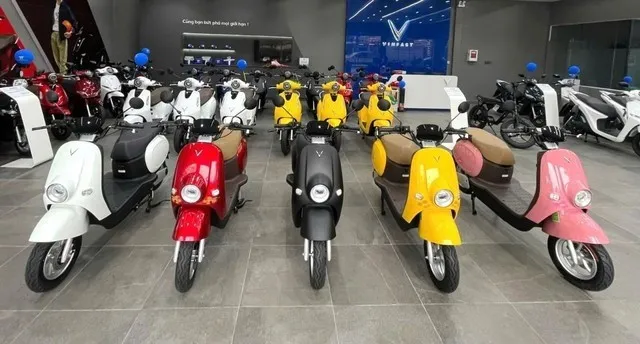 Xe máy điện VinFast Motio màu xanh lá với thiết kế gọn nhẹ cho di chuyển trong đô thị