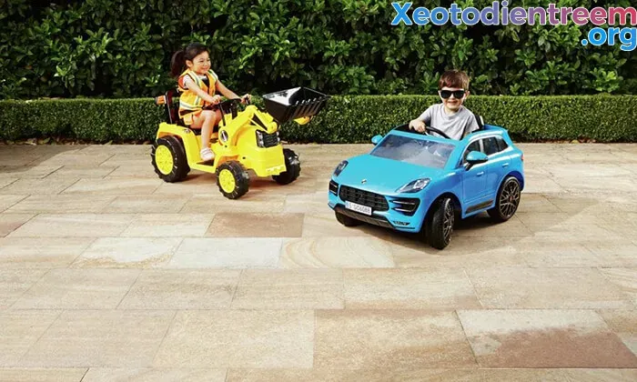Hai bé chơi ô tô điện cho bé tăng cường giao tiếp xã hội