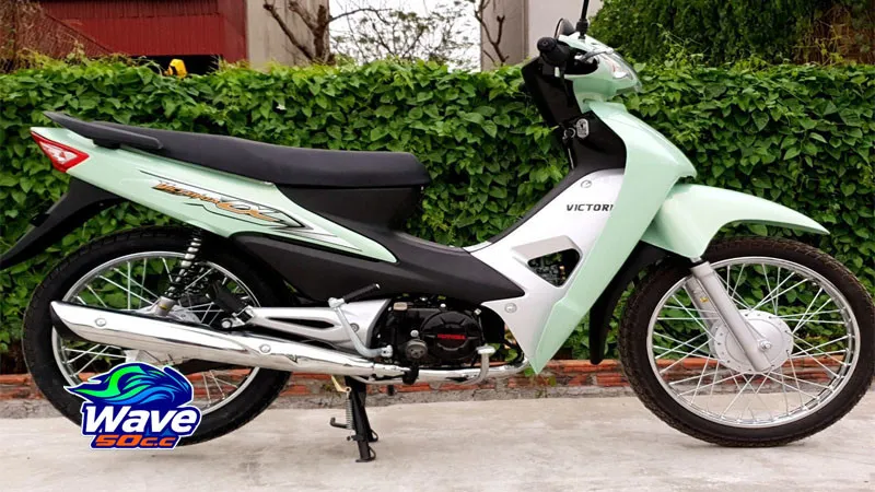 Cận cảnh động cơ của một chiếc xe máy Honda Wave cũ đã qua sử dụng, đang được kiểm tra kỹ lưỡng