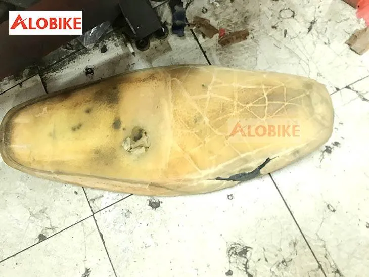 Hình ảnh cận cảnh lớp mút xốp mới được đặt lên khung yên xe máy để chuẩn bị bọc da