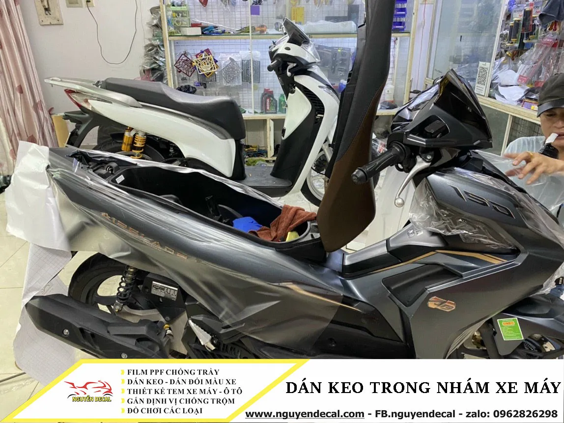 Chi tiết lớp keo trong nhám được dán lên thân xe máy, mang lại hiệu ứng mờ