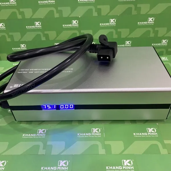 Alt text minh họa bộ sạc siêu nhanh 2000W cho xe máy điện VinFast với các cổng kết nối chuyên dụng