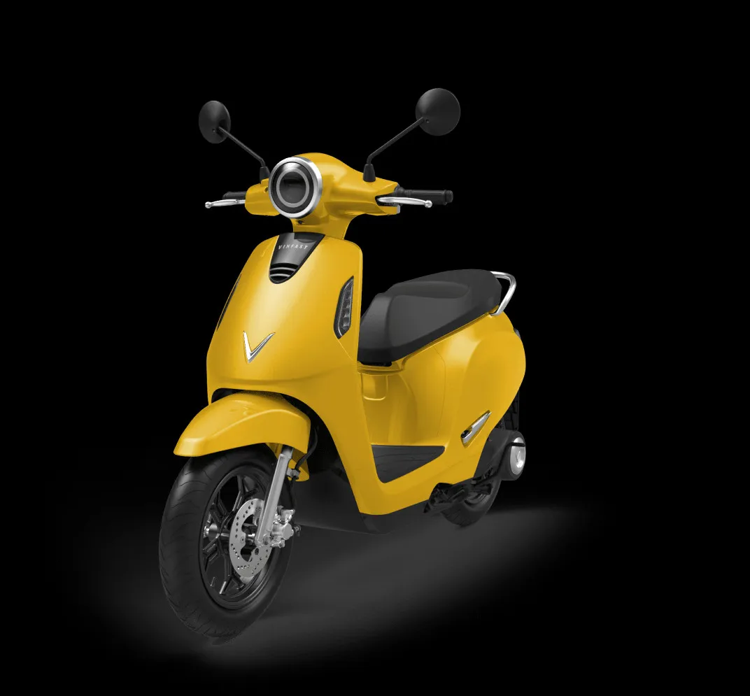 Alt text minh họa các mẫu xe VinFast Evo màu sắc khác nhau cùng với thông tin về bộ sạc