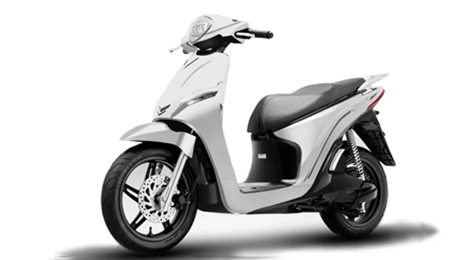 Alt text minh họa xe VinFast Feliz S đang kết nối với bộ sạc nhanh tại trạm sạc