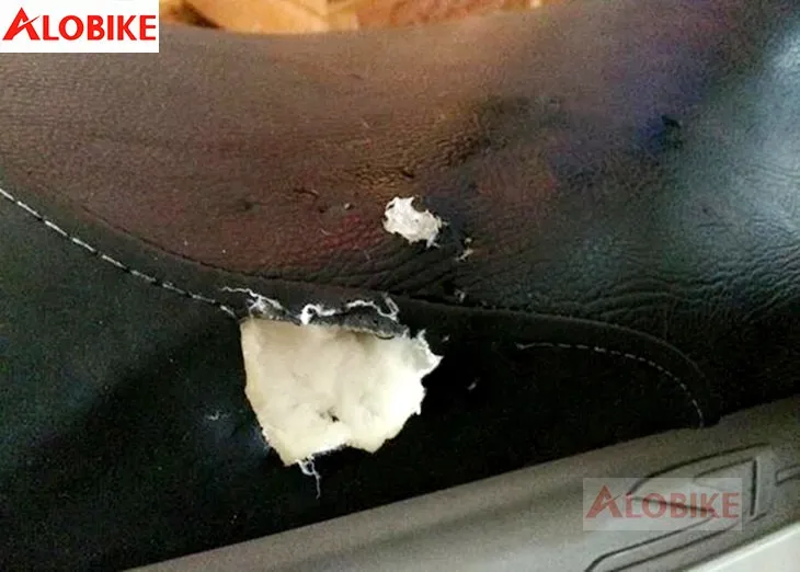 Hình ảnh mô tả một chiếc yên xe máy đã được bọc lại mới với chất liệu da cao cấp