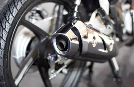 Hình ảnh một chiếc pô xe máy Wave zin hoạt động tốt và không có hiện tượng rò rỉ khí