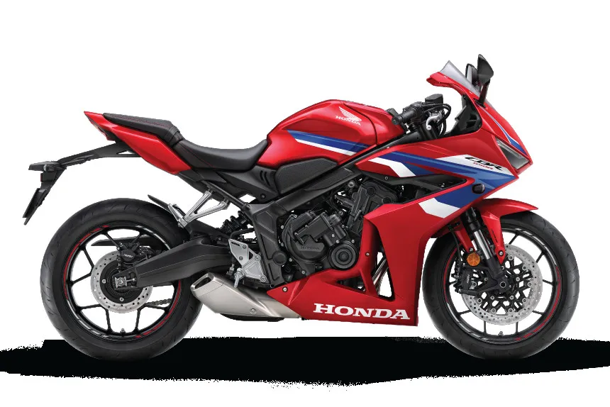 Hình ảnh một chiếc xe Honda phân khối lớn màu đen đang di chuyển trên cung đường đèo vắng vẻ