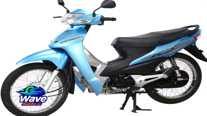 Một thợ sửa xe đang kiểm tra phanh sau của chiếc xe máy Honda Wave cũ, đảm bảo hệ thống an toàn hoạt động tốt