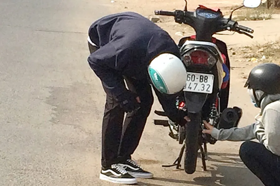 Hình ảnh vật nhọn bị giữ lại sau khi lốp được tráng chống đinh