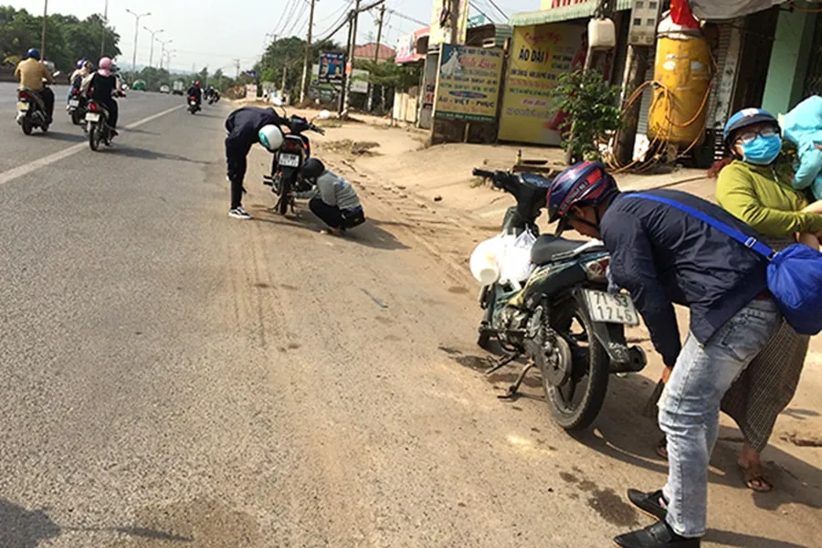 Hình ảnh mô phỏng đinh tặc bị lớp cao su chống đinh giữ lại