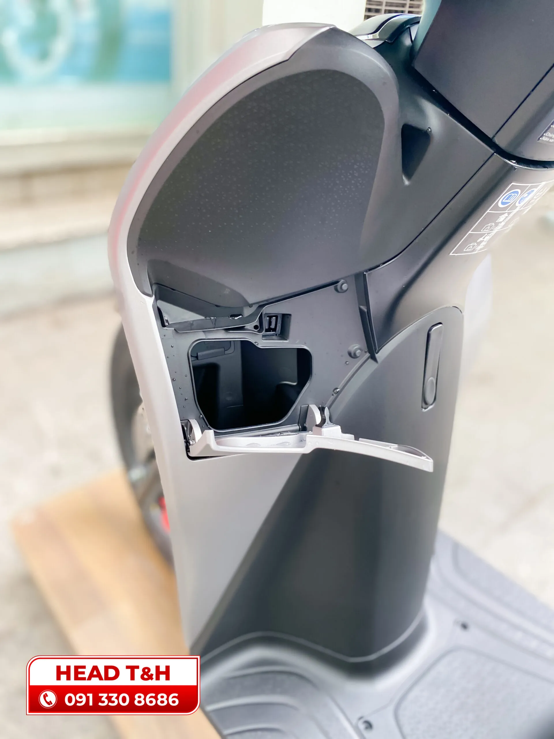 Hộc đựng đồ trước có cổng sạc USB trên SH Mode