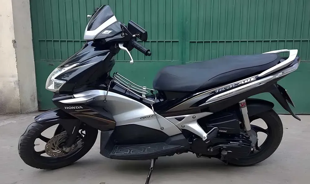 Honda Air Blade 2011 màu trắng đen, phiên bản đầu tiên tích hợp phun xăng điện tử PGM-FI