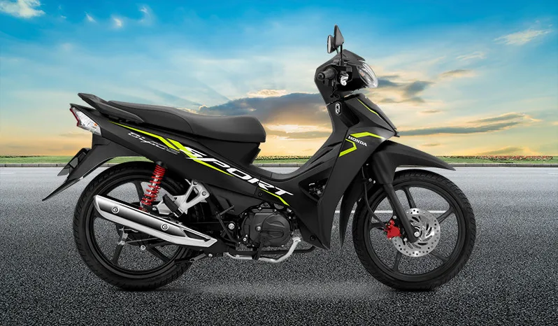 Xe Honda Blade màu trắng đỏ đang di chuyển trên đường