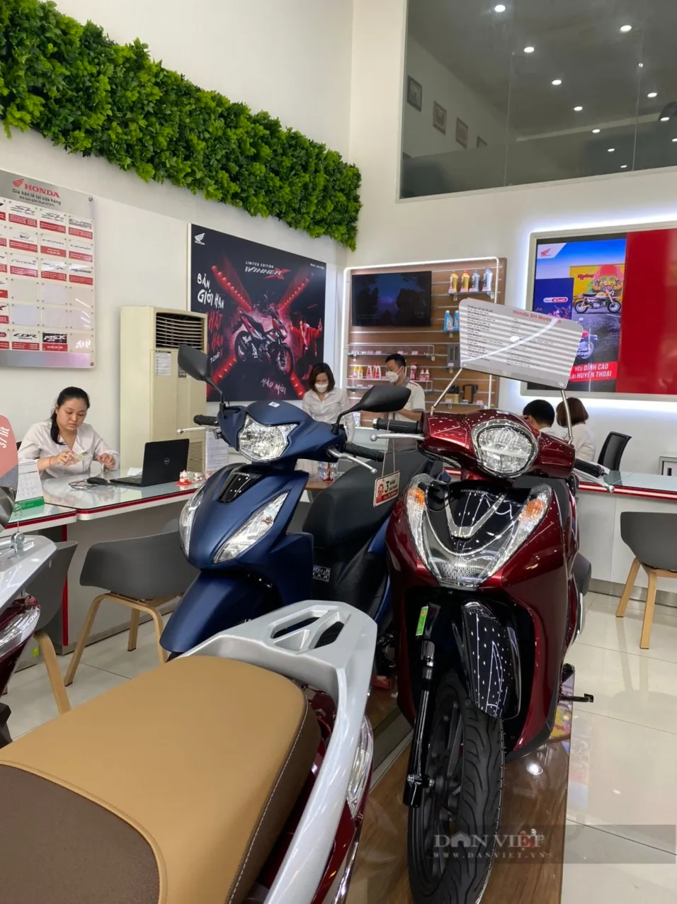 Honda Vision và các dòng xe khác đều có giá cao hơn giá đề xuất tại đại lý Honda Doanh Thu