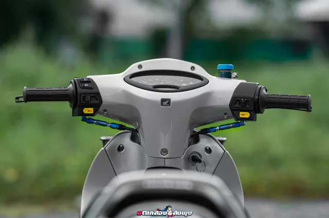 Góc nhìn cận cảnh hệ thống dây dầu bấm đầu 90 độ chuyên nghiệp