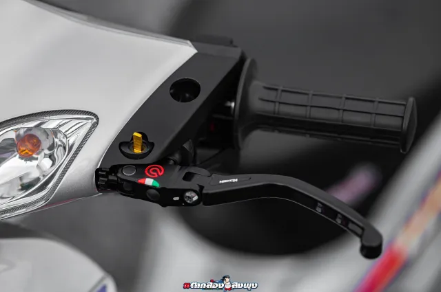 Cùm dầu Brembo bên trái và khúc gãy Kohken V1 thế hệ mới