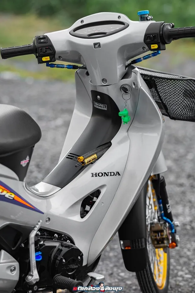 Chi tiết cùm côn dầu Brembo bên trái, dấu hiệu của việc nâng cấp động cơ