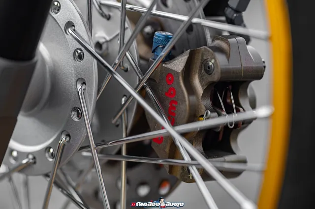 Dàn chân trước với vỏ phuộc Stage 6 và heo dầu Brembo Race Billet
