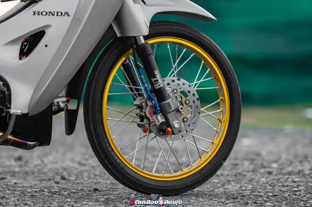 Dấu vết khoét lỗ dè sau do đầu bò lớn sau khi nâng cấp động cơ xe Wave