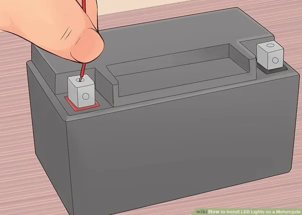 Kiểm tra đèn LED dây bằng cách kết nối với pin xe máy