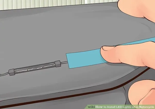 Ngắt kết nối ắc quy xe máy đảm bảo an toàn điện khi đấu dây đèn led