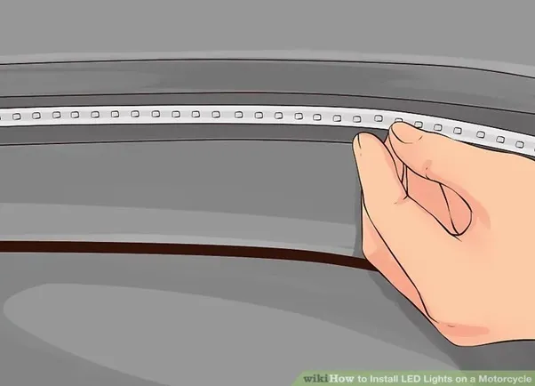 Dùng keo dán để cố định dải đèn LED dây vào khung xe máy