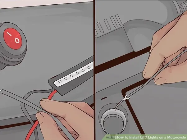 Kết nối dây âm từ dải đèn LED với cực âm của ắc quy xe máy