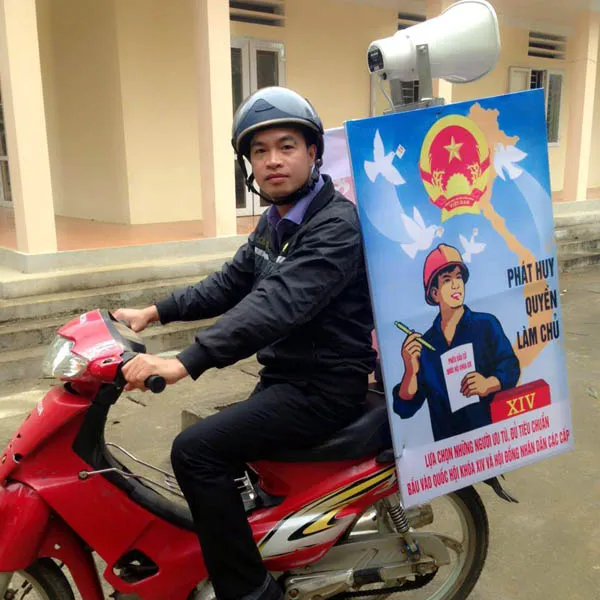 Cán bộ văn hóa xã Lý Thái Chu với bộ loa truyền thanh lưu động gắn trên xe máy