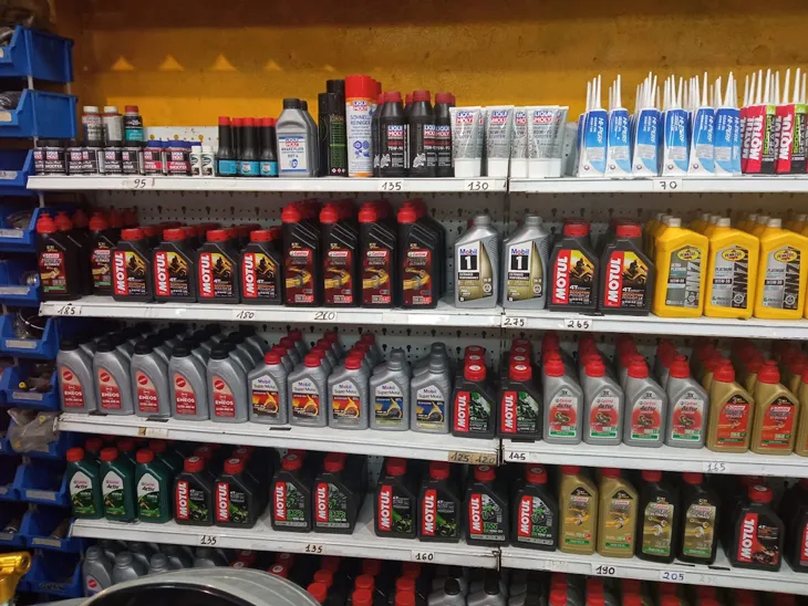 Kệ trưng bày các loại nhớt chính hãng phục vụ cho việc thay nhớt xe máy Yamaha