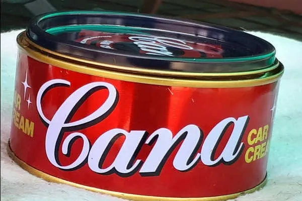 Thực hiện việc thoa Cana lên vết xước nhỏ trên bề mặt sơn xe máy