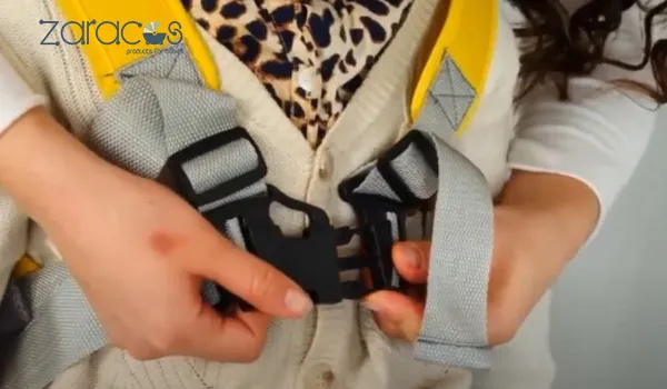 Kiểm tra dây đai và chốt khóa an toàn tuyệt đối khi chở bé đi xe máy